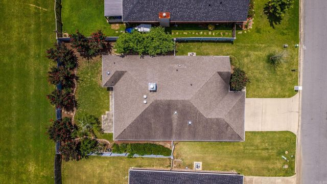 16 Dauphine Pl, Maumelle, AR 72113