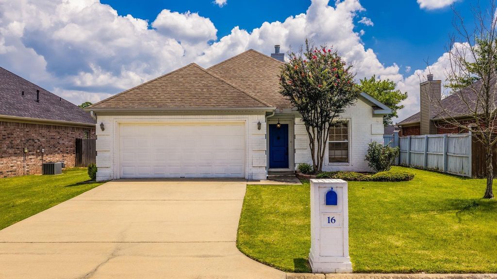 16 Dauphine Pl, Maumelle, AR 72113