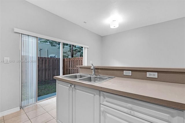 8526 NW 107th Psge 4-40, Doral, FL 33178