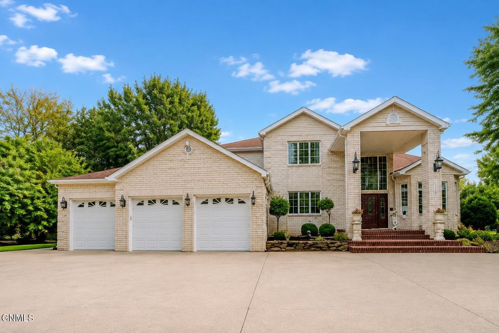 2023 Harbor Drive, Bismarck, ND 58504 photo 2