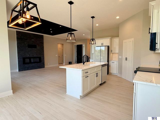 613 Valley Road, Papillion, NE 68046