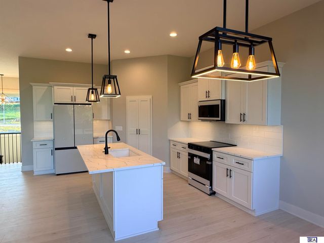 613 Valley Road, Papillion, NE 68046