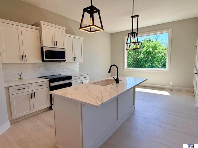 613 Valley Road, Papillion, NE 68046
