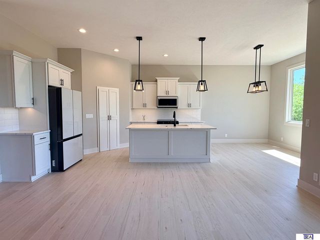 613 Valley Road, Papillion, NE 68046