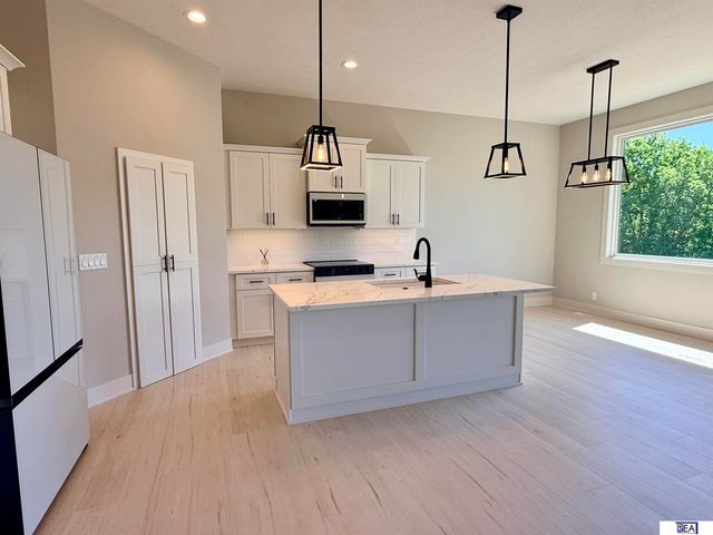 613 Valley Road, Papillion, NE 68046