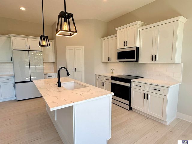 613 Valley Road, Papillion, NE 68046