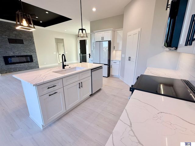 613 Valley Road, Papillion, NE 68046