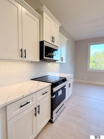 613 Valley Road, Papillion, NE 68046