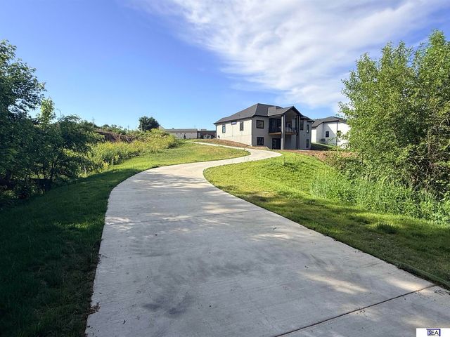 613 Valley Road, Papillion, NE 68046