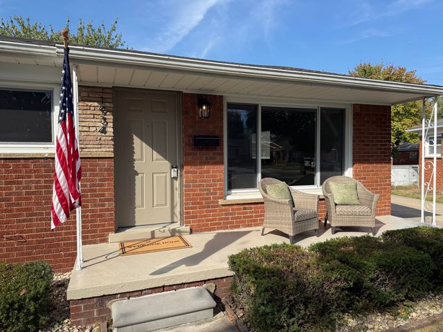 1934 Pinetree Drive, Trenton, MI 48183