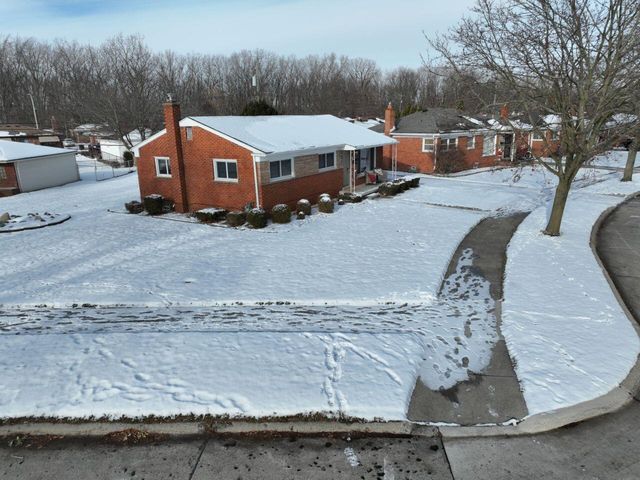 1934 Pinetree Drive, Trenton, MI 48183