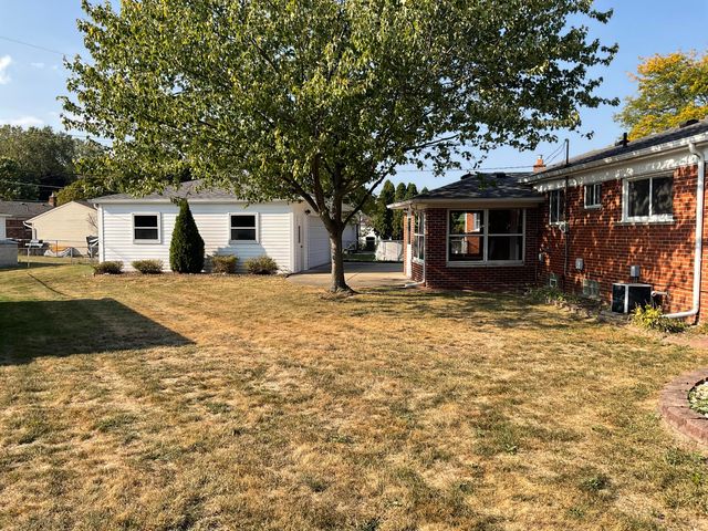 1934 Pinetree Drive, Trenton, MI 48183