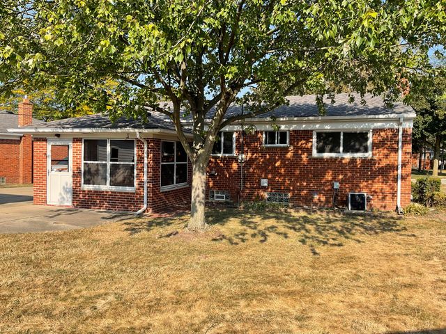 1934 Pinetree Drive, Trenton, MI 48183