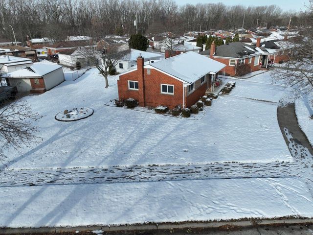 1934 Pinetree Drive, Trenton, MI 48183