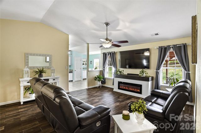 6714 Wicked Oak Lane, Charlotte, NC 28216