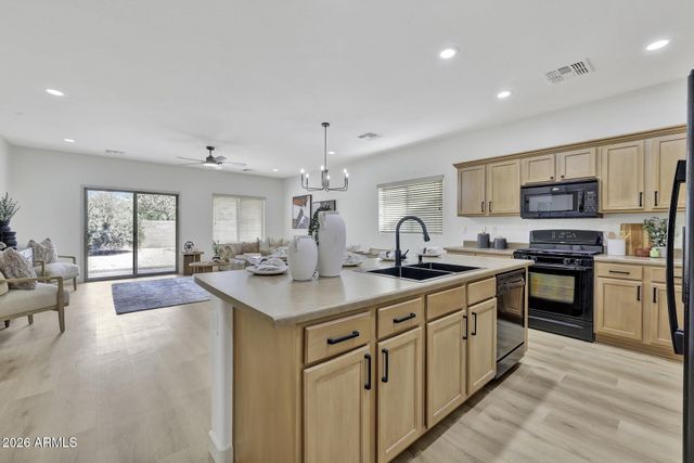 1152 W DESERT HOLLOW Drive, San Tan Valley, AZ 85143