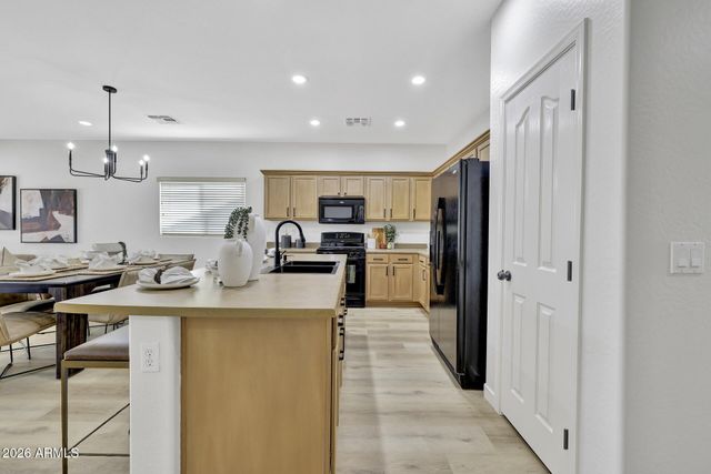 1152 W DESERT HOLLOW Drive, San Tan Valley, AZ 85143