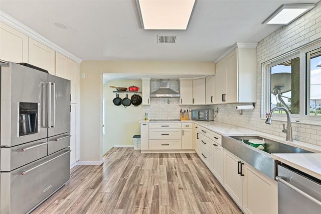 303 Tahiti Road, Tiki Island, TX 77554