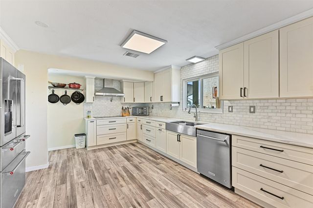 303 Tahiti Road, Tiki Island, TX 77554