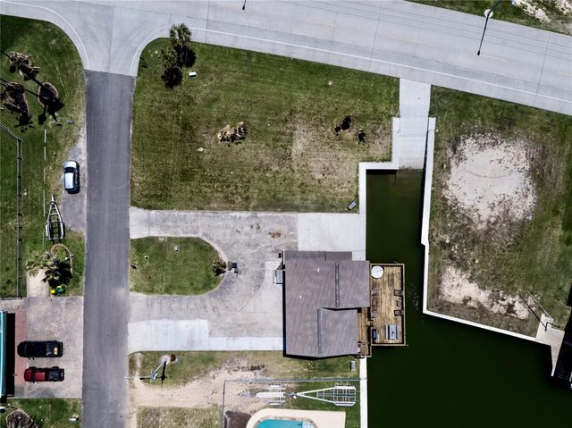 303 Tahiti Road, Tiki Island, TX 77554