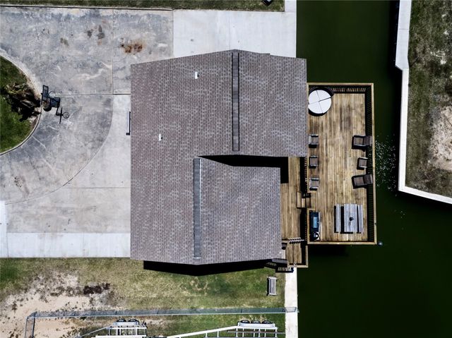 303 Tahiti Road, Tiki Island, TX 77554