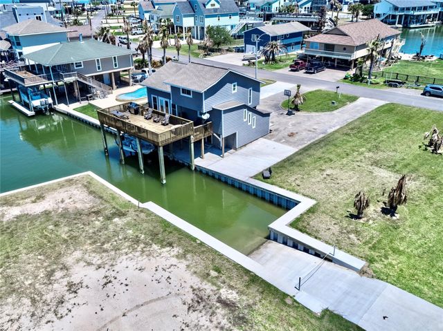 303 Tahiti Road, Tiki Island, TX 77554