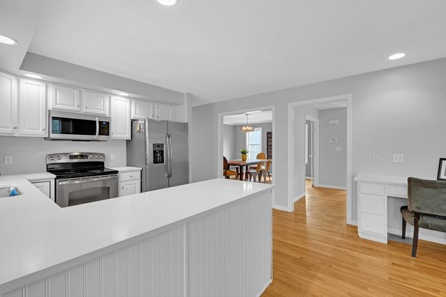 24 Evergreen Ln, Sturbridge, MA 01518