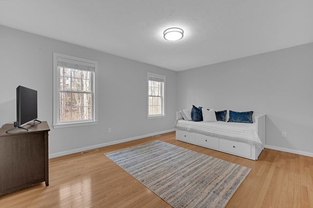 24 Evergreen Ln, Sturbridge, MA 01518