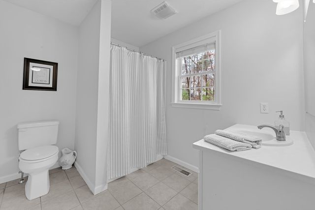 24 Evergreen Ln, Sturbridge, MA 01518