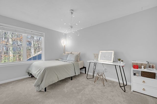 24 Evergreen Ln, Sturbridge, MA 01518