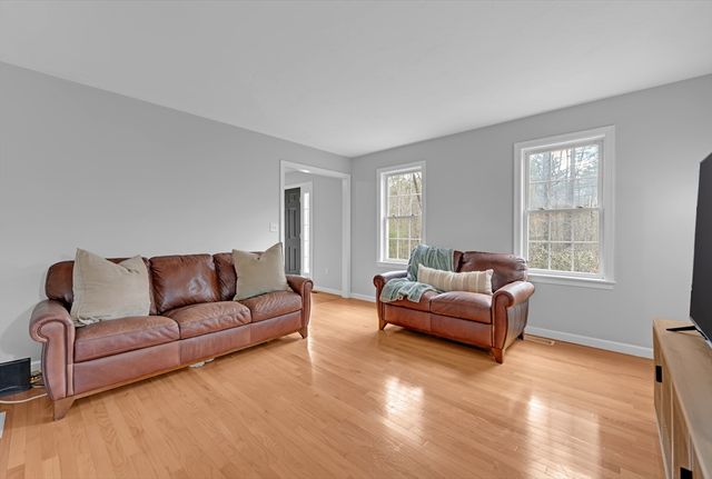 24 Evergreen Ln, Sturbridge, MA 01518