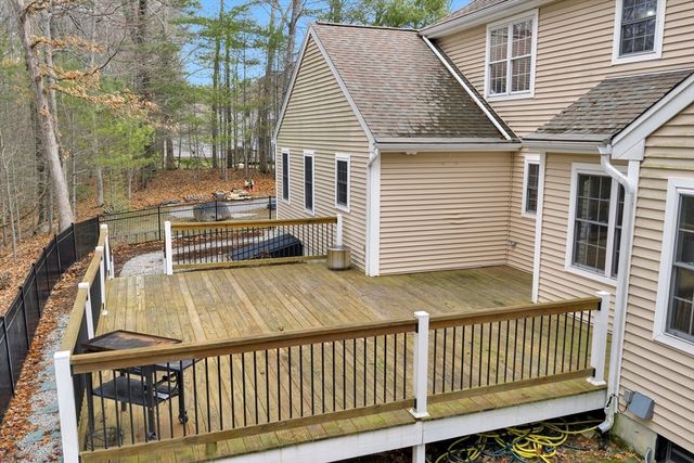 24 Evergreen Ln, Sturbridge, MA 01518