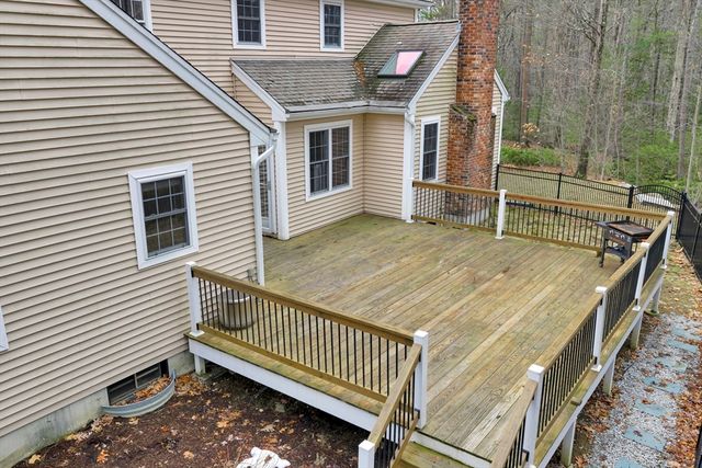 24 Evergreen Ln, Sturbridge, MA 01518
