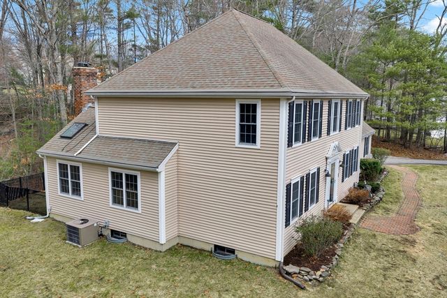 24 Evergreen Ln, Sturbridge, MA 01518