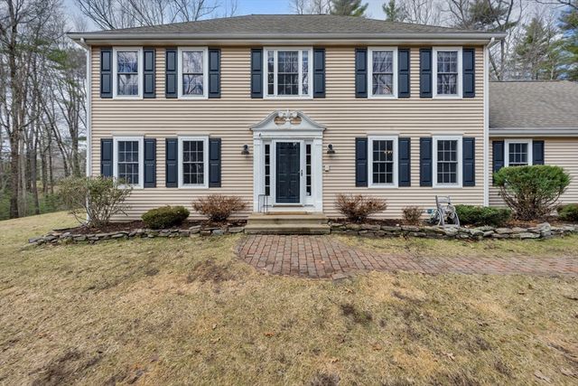 24 Evergreen Ln, Sturbridge, MA 01518