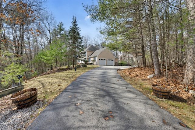 24 Evergreen Ln, Sturbridge, MA 01518