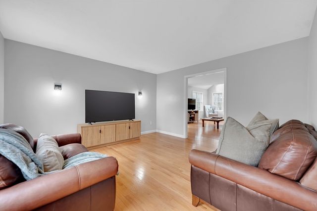 24 Evergreen Ln, Sturbridge, MA 01518