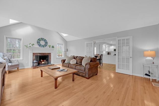 24 Evergreen Ln, Sturbridge, MA 01518