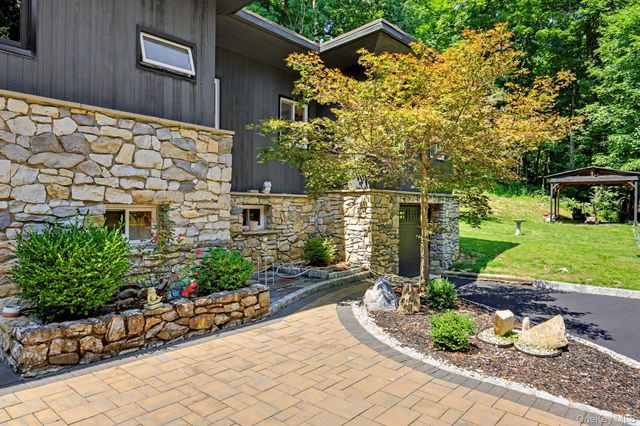 16 Briar Hill Road, Hopewell Junction, NY 12533
