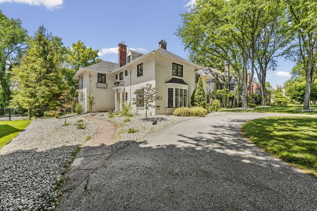 3537 Brookside Road, Ottawa Hills, OH 43606