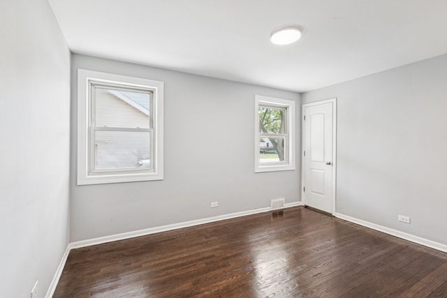 8753 S TROY Avenue, Evergreen Park, IL 60805