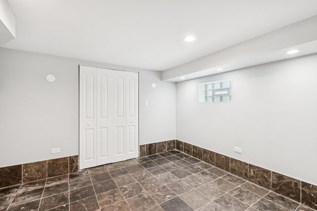 8753 S TROY Avenue, Evergreen Park, IL 60805