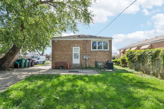 8753 S TROY Avenue, Evergreen Park, IL 60805