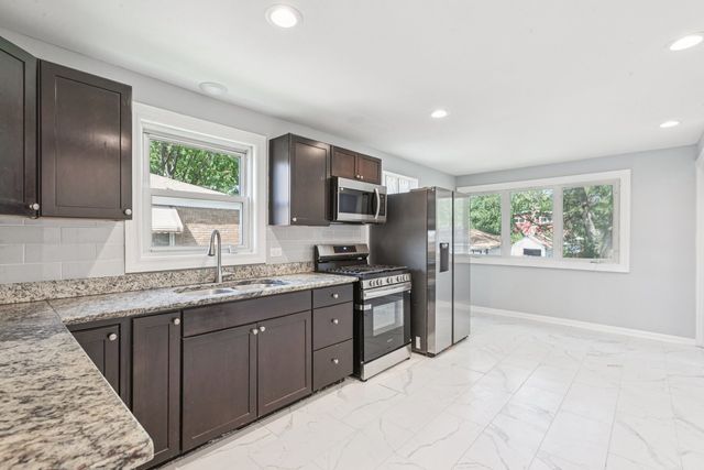 8753 S TROY Avenue, Evergreen Park, IL 60805