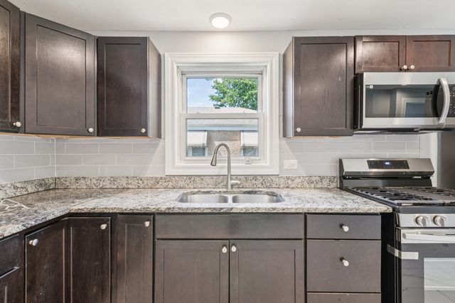 8753 S TROY Avenue, Evergreen Park, IL 60805