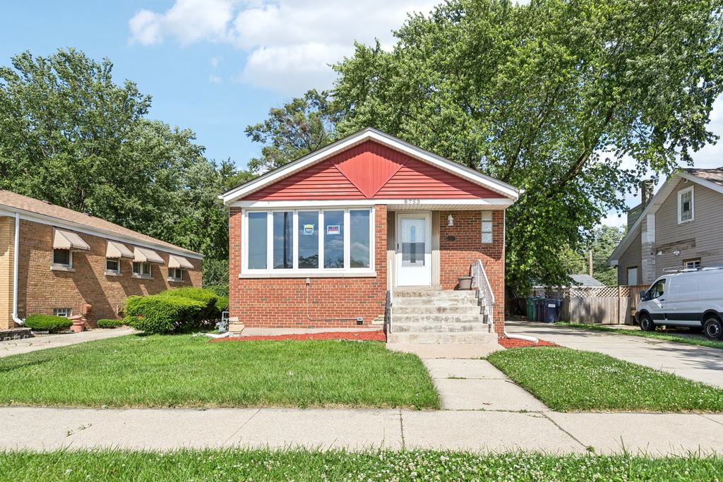 8753 S TROY Avenue, Evergreen Park, IL 60805