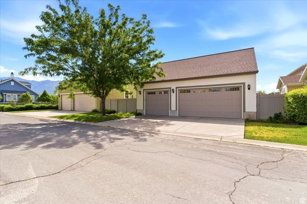 Image 5 of property listing at 2064 W ORCHARD HARVEST DR, Kaysville, UT 84037