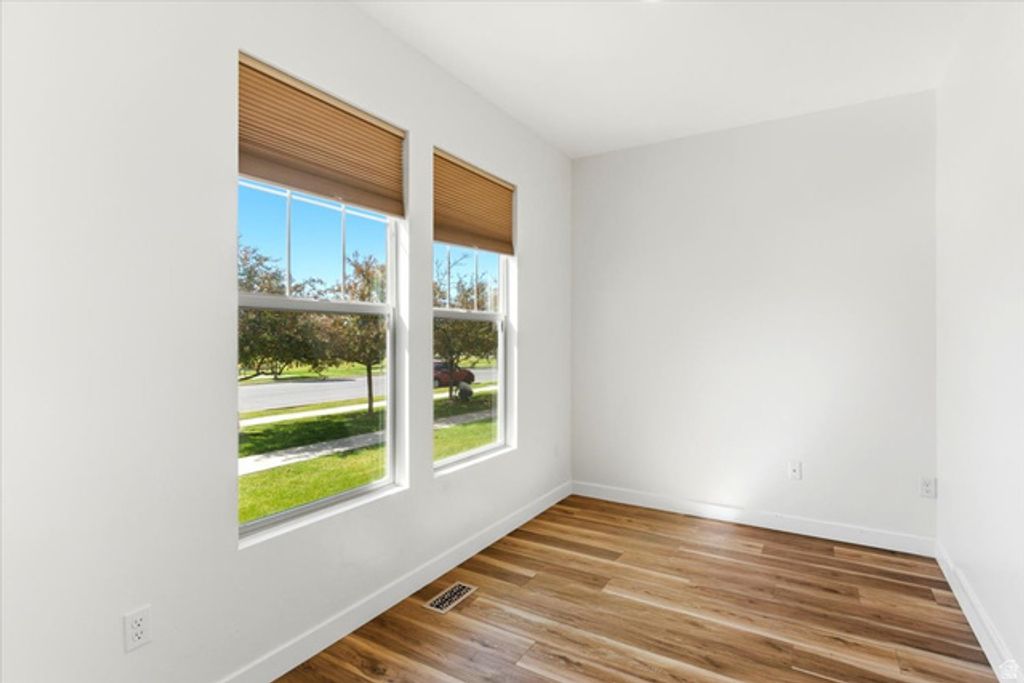 Image 7 of property listing at 2064 W ORCHARD HARVEST DR, Kaysville, UT 84037