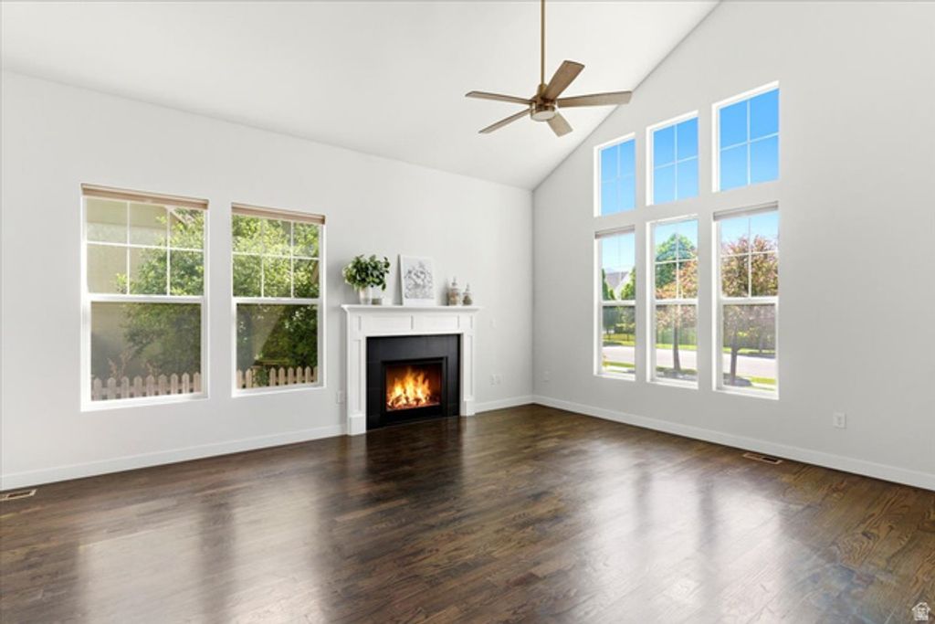 Image 10 of property listing at 2064 W ORCHARD HARVEST DR, Kaysville, UT 84037