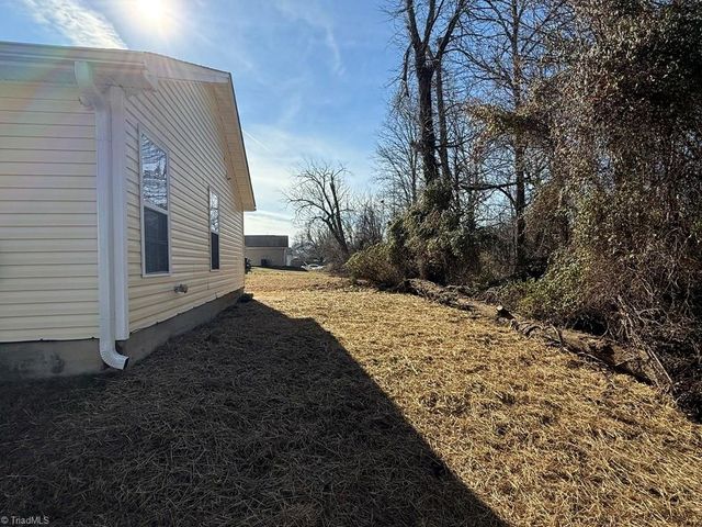 3221 N Ohenry Boulevard, Greensboro, NC 27405